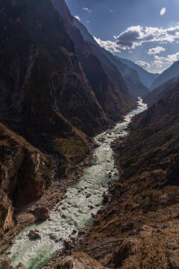 Lijiang 'da Kaplan Sıçrayan Geçidi, Yunnan, Çin' de kışın