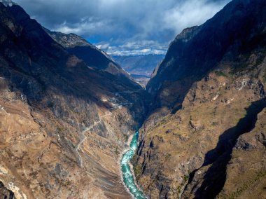 Lijiang 'da Kaplan Sıçrayan Geçidi, Yunnan, Çin' de kışın