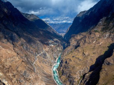 Lijiang 'da Kaplan Sıçrayan Geçidi, Yunnan, Çin' de kışın