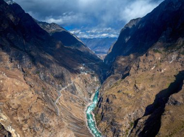 Lijiang 'da Kaplan Sıçrayan Geçidi, Yunnan, Çin' de kışın