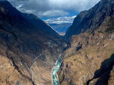 Lijiang 'da Kaplan Sıçrayan Geçidi, Yunnan, Çin' de kışın