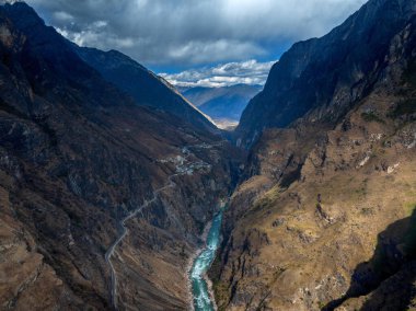 Lijiang 'da Kaplan Sıçrayan Geçidi, Yunnan, Çin' de kışın