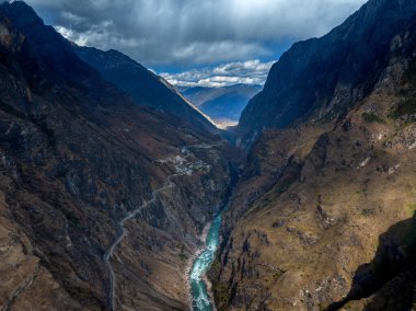 Lijiang 'da Kaplan Sıçrayan Geçidi, Yunnan, Çin' de kışın