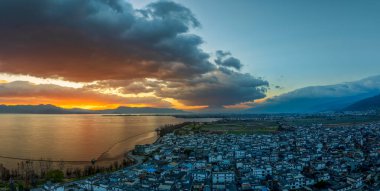 Dali, Yunnan, Çin 'de Erhai Gölü üzerinde kış boyunca gün doğumu