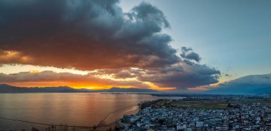 Dali, Yunnan, Çin 'de Erhai Gölü üzerinde kış boyunca gün doğumu