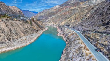 Ulusal Otoyol 214 'ün kış manzarası, Lancang Nehri kanyonu ve Çin' in Tibet eyaletindeki Mangkang County 'de karla kaplı dağlar..
