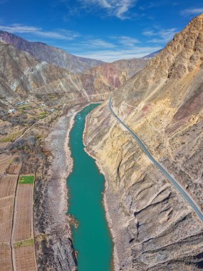Ulusal Otoyol 214 'ün kış manzarası, Lancang Nehri kanyonu ve Çin' in Tibet eyaletindeki Mangkang County 'de karla kaplı dağlar..