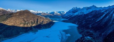 Ranwu Gölü ve Baxoi, Tibet, Çin 'de kış boyunca buzul manzarası.