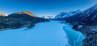 Ranwu Gölü ve Baxoi, Tibet, Çin 'de kış boyunca buzul manzarası.
