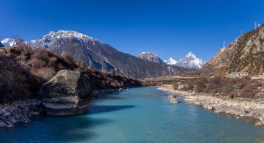 Bomi, Tibet, Çin 'deki Parlung Tsangpo Vadisi' nin karla kaplı dağları kışın İsviçre kadar güzeldir..
