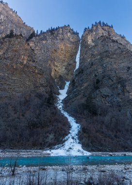 Bomi, Tibet, Çin 'deki Parlung Tsangpo Vadisi' nin karla kaplı dağları kışın İsviçre kadar güzeldir..