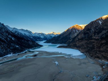 Ranwu Gölü ve Baxoi, Tibet, Çin 'de kış boyunca buzul manzarası.