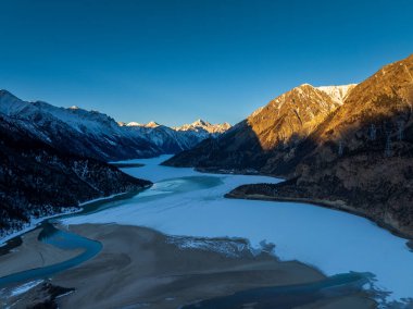 Ranwu Gölü ve Baxoi, Tibet, Çin 'de kış boyunca buzul manzarası.