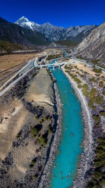Bomi, Tibet, Çin 'deki Parlung Tsangpo Vadisi' nin karla kaplı dağları kışın İsviçre kadar güzeldir..