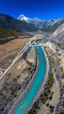 Bomi, Tibet, Çin 'deki Parlung Tsangpo Vadisi' nin karla kaplı dağları kışın İsviçre kadar güzeldir..