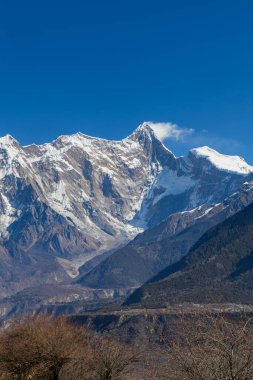 Nyingchi, Tibet, Çin 'de Yarlung Tsangpo Büyük Kanyonu ve Namcha Barwa Tepesi kış manzarası