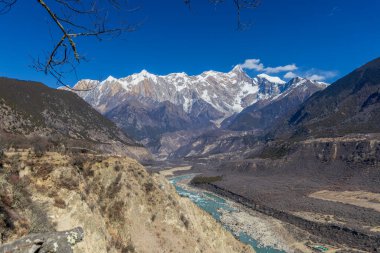 Nyingchi, Tibet, Çin 'de Yarlung Tsangpo Büyük Kanyonu ve Namcha Barwa Tepesi kış manzarası