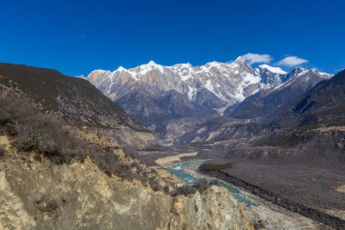 Nyingchi, Tibet, Çin 'de Yarlung Tsangpo Büyük Kanyonu ve Namcha Barwa Tepesi kış manzarası