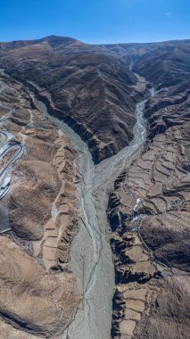 Shannan City, Tibet, Çin 'deki Yarlung Tsangpo Nehri Vadisi' nin kış manzarası