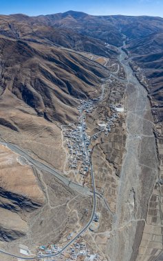 Shannan City, Tibet, Çin 'deki Yarlung Tsangpo Nehri Vadisi' nin kış manzarası