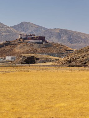 Shannan City, Tibet, Çin 'de kışın yüksek rakımlı çayır manzarası