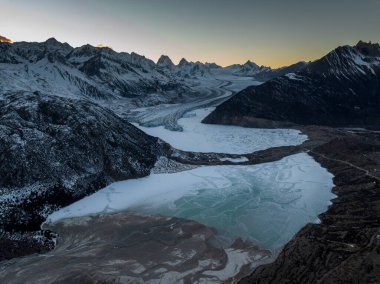 Baxu, Tibet, Çin 'deki Laigu Buzulu' nun kış manzarası