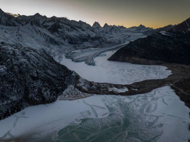 Baxu, Tibet, Çin 'deki Laigu Buzulu' nun kış manzarası