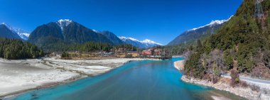 Parlung Tsangpo Nehri Vadisi 'nin kış manzarası Bomi County, Tibet, Çin