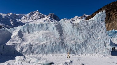 Baxu, Tibet, Çin 'deki Laigu Buzulu' nun kış manzarası