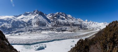 Baxu, Tibet, Çin 'deki Laigu Buzulu' nun kış manzarası