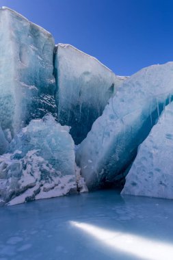 Baxu, Tibet, Çin 'deki Laigu Buzulu' nun kış manzarası