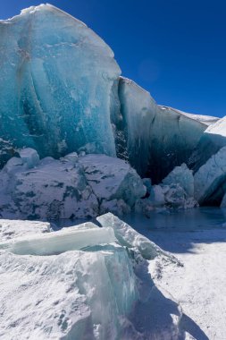 Baxu, Tibet, Çin 'deki Laigu Buzulu' nun kış manzarası
