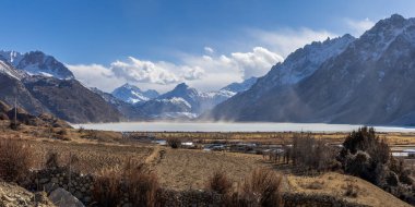 Baxu, Tibet, Çin 'deki Laigu Buzulu' nun kış manzarası