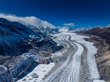 Baxu, Tibet, Çin 'deki Laigu Buzulu' nun kış manzarası