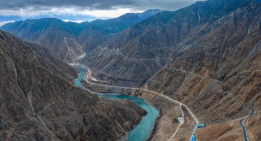 Ganzi, Sichuan, Çin 'de Ulusal Otoyol 318 boyunca kış manzarası