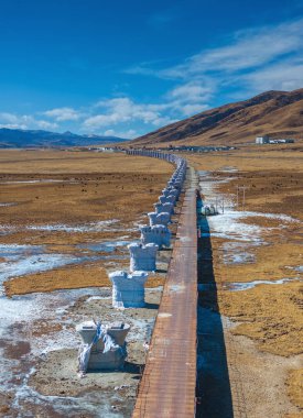 Ganzi, Sichuan, Çin 'de Ulusal Otoyol 318 boyunca kış manzarası