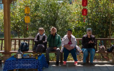 Alman turistler Dushan County, Guizhou, Çin 'deki karst manzara bölgesinde