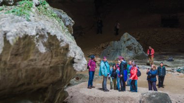 Alman turistler Dushan County, Guizhou, Çin 'deki karst manzara bölgesinde
