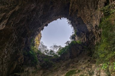 Hechi, Guangxi, Çin 'in en büyük karikatürleri yer altı nehirleri, subatanlar, tavan pencereleri ve mağaralardır..