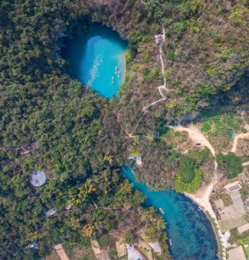 Hechi, Guangxi, Çin 'in en büyük karikatürleri yer altı nehirleri, subatanlar, tavan pencereleri ve mağaralardır..