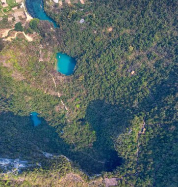 Hechi, Guangxi, Çin 'in en büyük karikatürleri yer altı nehirleri, subatanlar, tavan pencereleri ve mağaralardır..