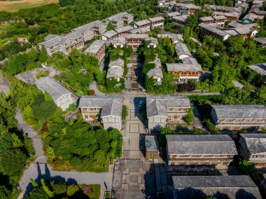 Anshun, Guizhou, Çin 'de bitmemiş kültürel bir turizm projesi.