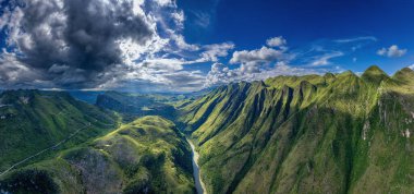 Guanling 'deki Huajiang Vadisi ve Gorge Köprüsü Guizhou, Çin' deki Zhenfeng ilçeleri dünyanın en yüksek köprüleridir..