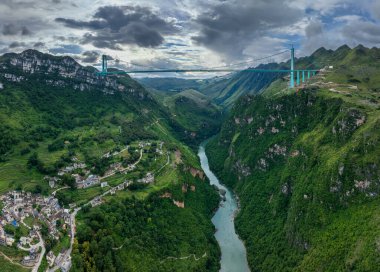 Guanling 'deki Huajiang Vadisi ve Gorge Köprüsü Guizhou, Çin' deki Zhenfeng ilçeleri dünyanın en yüksek köprüleridir..