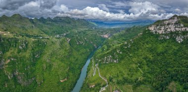 Guanling 'deki Huajiang Vadisi ve Gorge Köprüsü Guizhou, Çin' deki Zhenfeng ilçeleri dünyanın en yüksek köprüleridir..