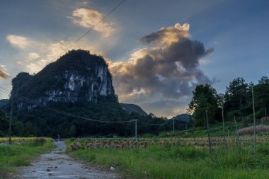 Dushan İlçesi, Qiannan Bölgesi, Guizhou Eyaleti, Çin 'deki Karst kırsal zirve kümesi arazisi akşam saatlerinde dağ sırasının hava görüntüsü.