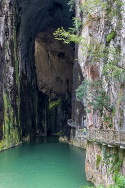 Nehir üzerindeki ahşap köprü, Getu Nehri Karst Kanyonu Çukur Bölgesi Ziyun Bölgesi, Guizhou, Çin