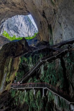 Nehir üzerindeki ahşap köprü, Getu Nehri Karst Kanyonu Çukur Bölgesi Ziyun Bölgesi, Guizhou, Çin