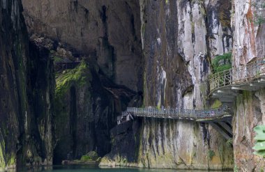 Nehir üzerindeki ahşap köprü, Getu Nehri Karst Kanyonu Çukur Bölgesi Ziyun Bölgesi, Guizhou, Çin