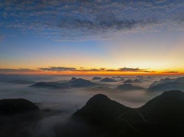 Dushan County, Guizhou, Çin 'deki Güneş Doğumu ve Bulutların güzel manzarası